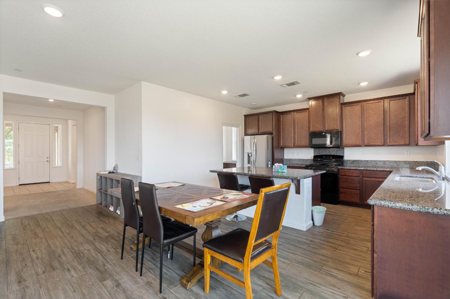 Detail Gallery Image 17 of 61 For 7753 Finnhorse Way, Sacramento,  CA 95828 - 4 Beds | 3 Baths