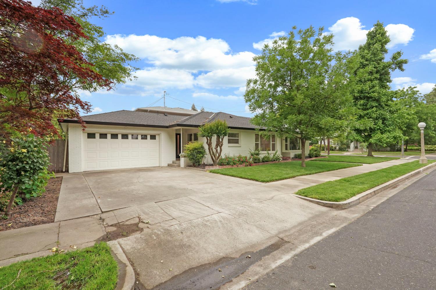 Detail Gallery Image 5 of 49 For 205 S Crescent Ave, Lodi,  CA 95240 - 3 Beds | 2 Baths