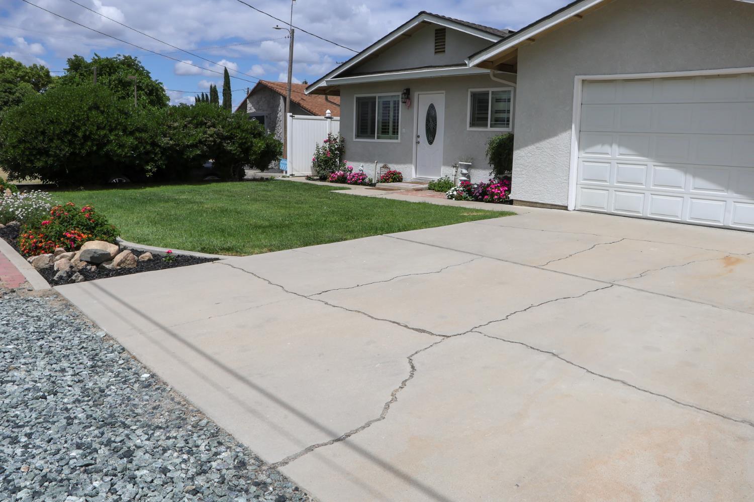 Detail Gallery Image 4 of 44 For 19806 Dayton Ave, Hilmar,  CA 95324 - 3 Beds | 1/1 Baths
