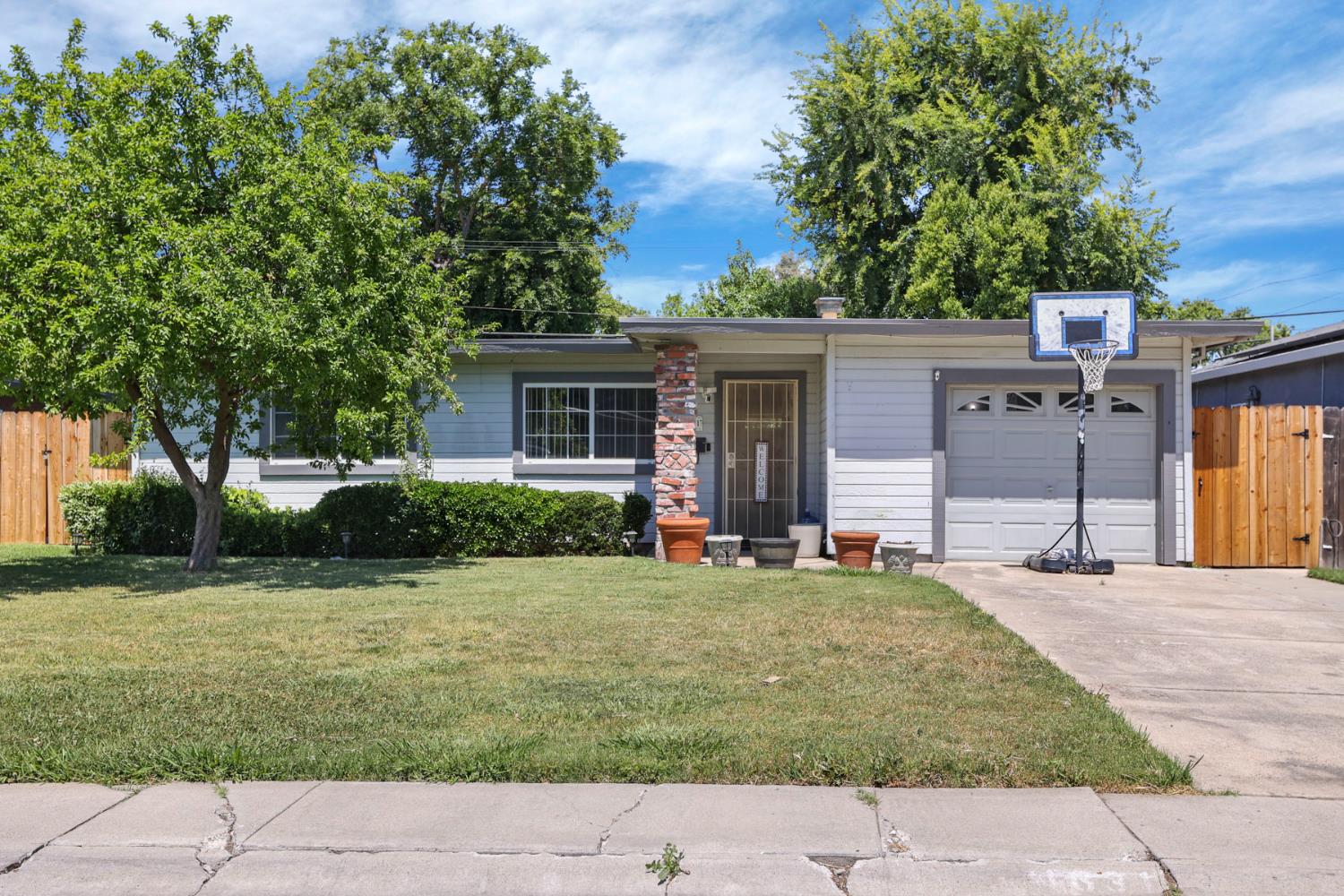 Detail Gallery Image 1 of 20 For 1631 Polk Way, Stockton,  CA 95207 - 2 Beds | 1 Baths