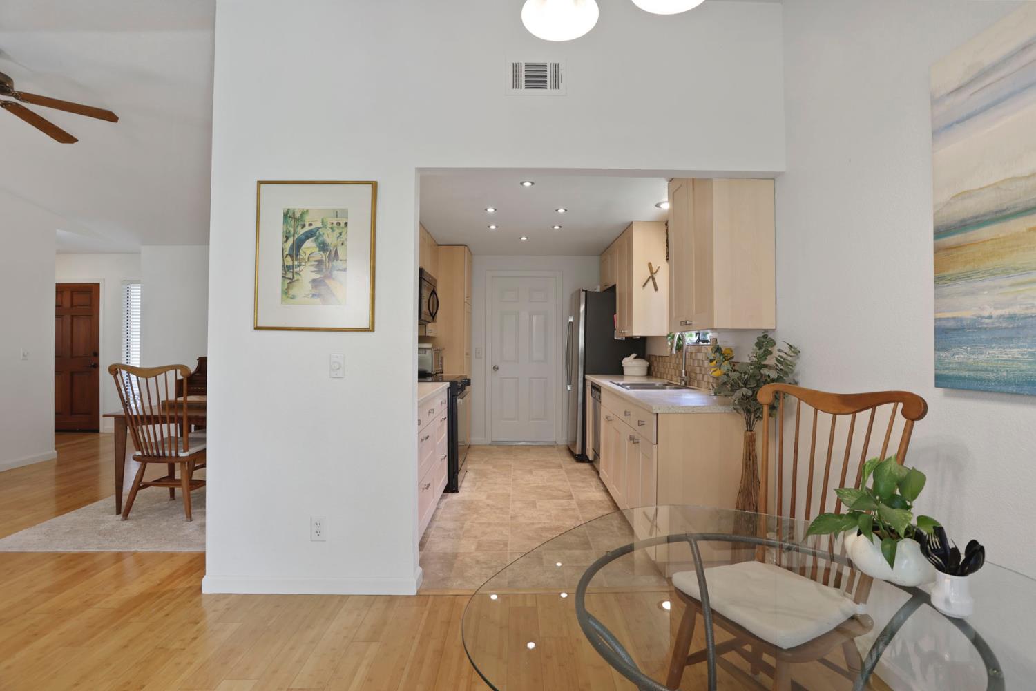 Detail Gallery Image 8 of 30 For 403 Valley Ave, Lodi,  CA 95240 - 3 Beds | 2 Baths