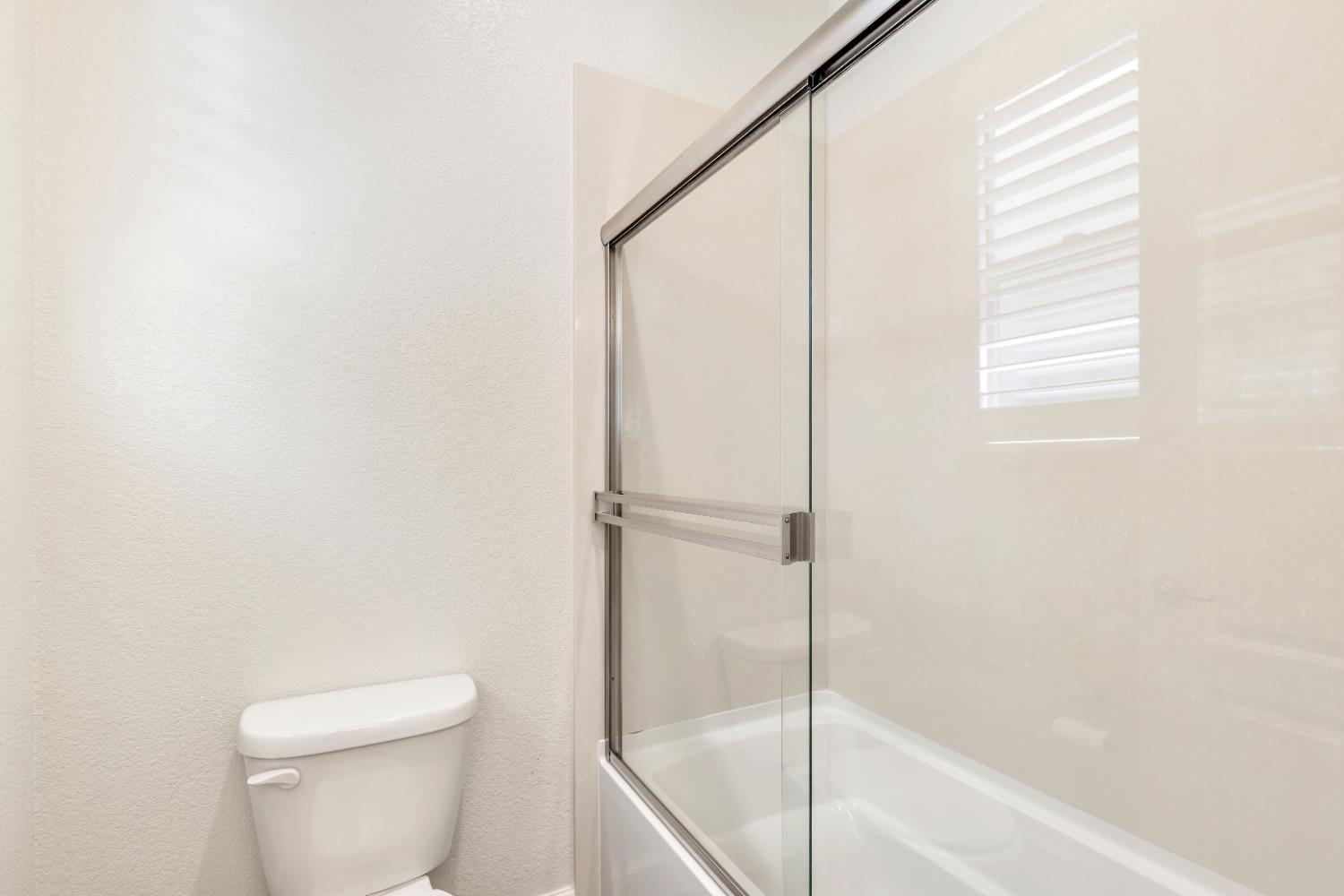 Detail Gallery Image 28 of 41 For 1587 Como Dr, Manteca,  CA 95337 - 3 Beds | 3/1 Baths