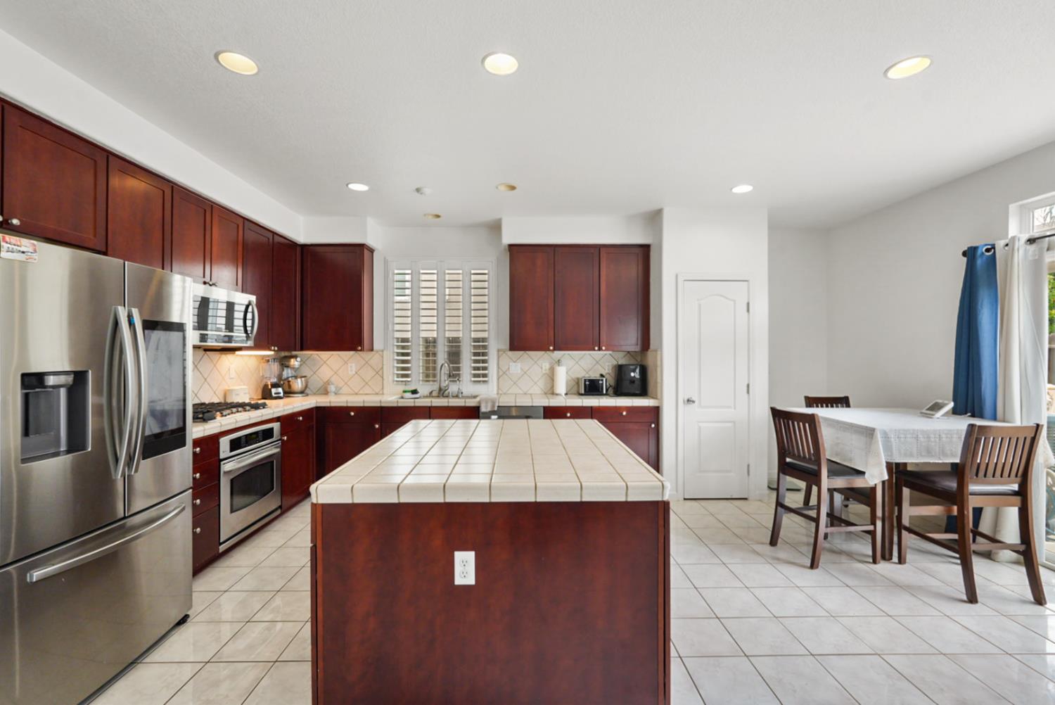 Detail Gallery Image 10 of 36 For 1408 Mendocino Creek Dtive, Patterson,  CA 95363 - 5 Beds | 3/1 Baths
