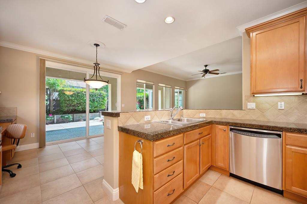 Detail Gallery Image 17 of 99 For 5730 Palmera Ln, Sacramento,  CA 95835 - 2 Beds | 2 Baths