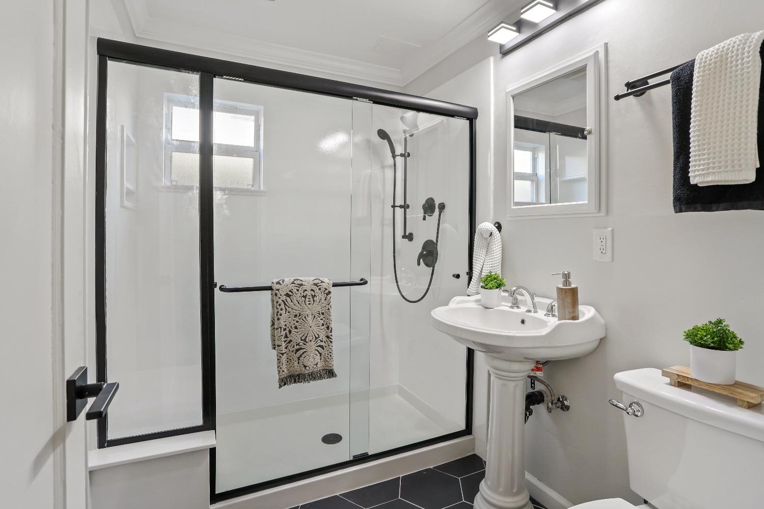Detail Gallery Image 16 of 27 For 1644 San Pablo Ave #D,  Berkeley,  CA 94702 - 1 Beds | 1 Baths