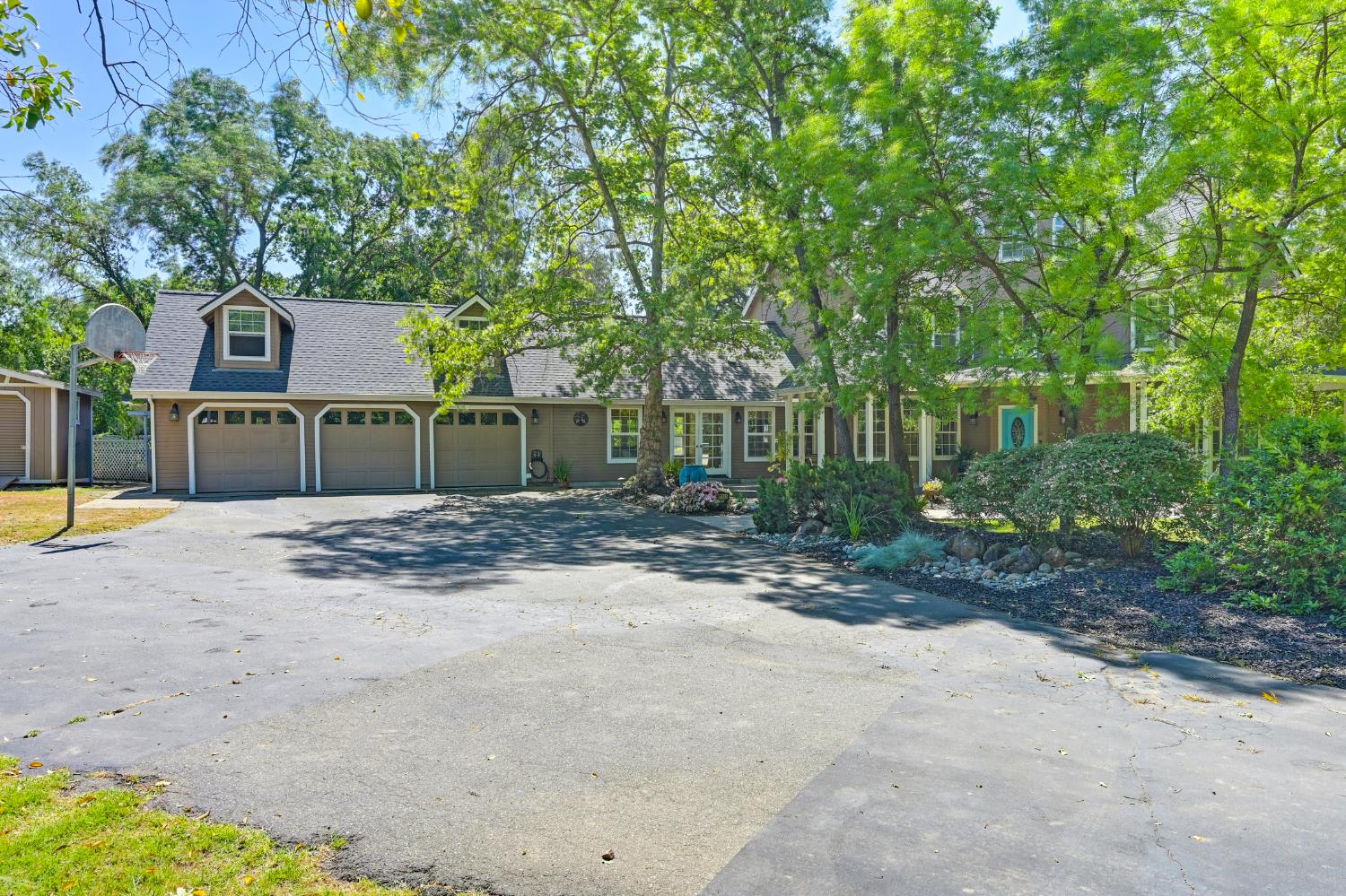 Detail Gallery Image 65 of 92 For 3710 Sutter Hill Ln, Carmichael,  CA 95608 - 4 Beds | 3/1 Baths
