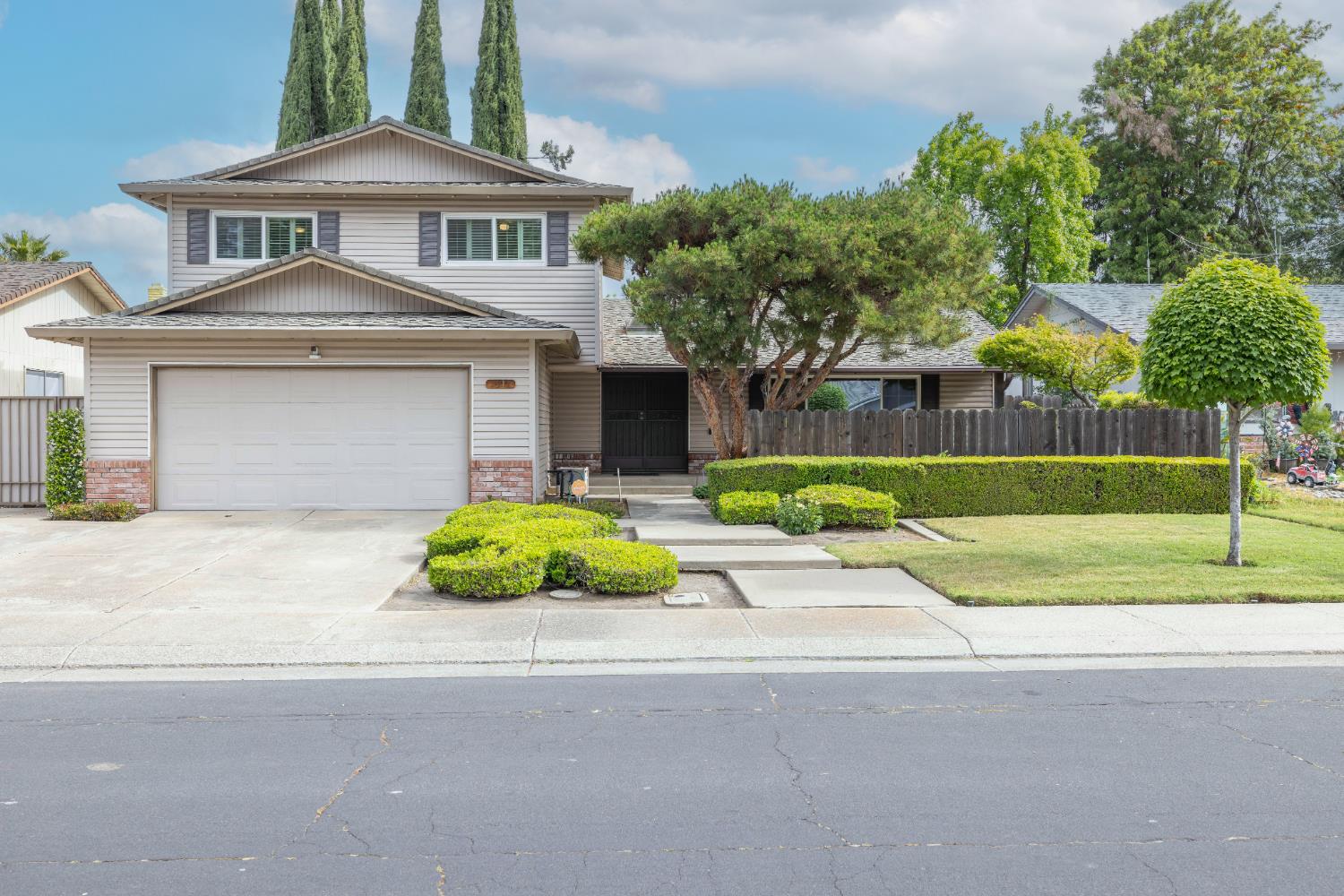 Detail Gallery Image 1 of 52 For 1917 Santa Fe Dr, Stockton,  CA 95209 - 4 Beds | 3 Baths