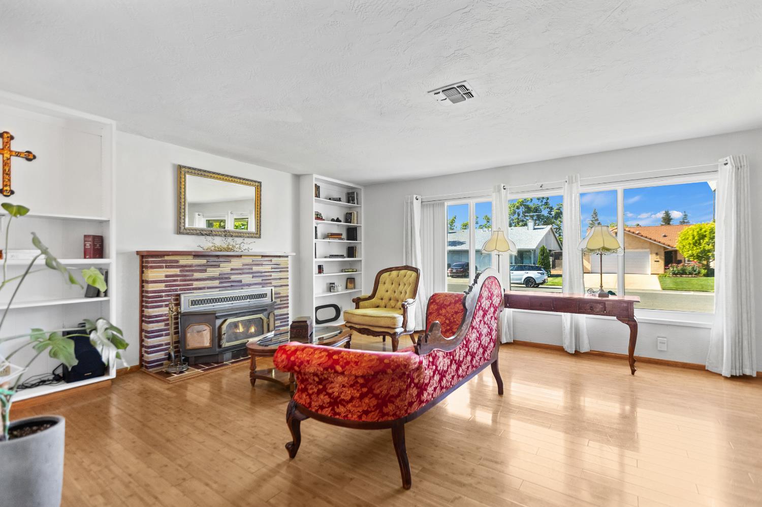 Detail Gallery Image 6 of 47 For 1824 Maryal Dr, Sacramento,  CA 95864 - 3 Beds | 2 Baths