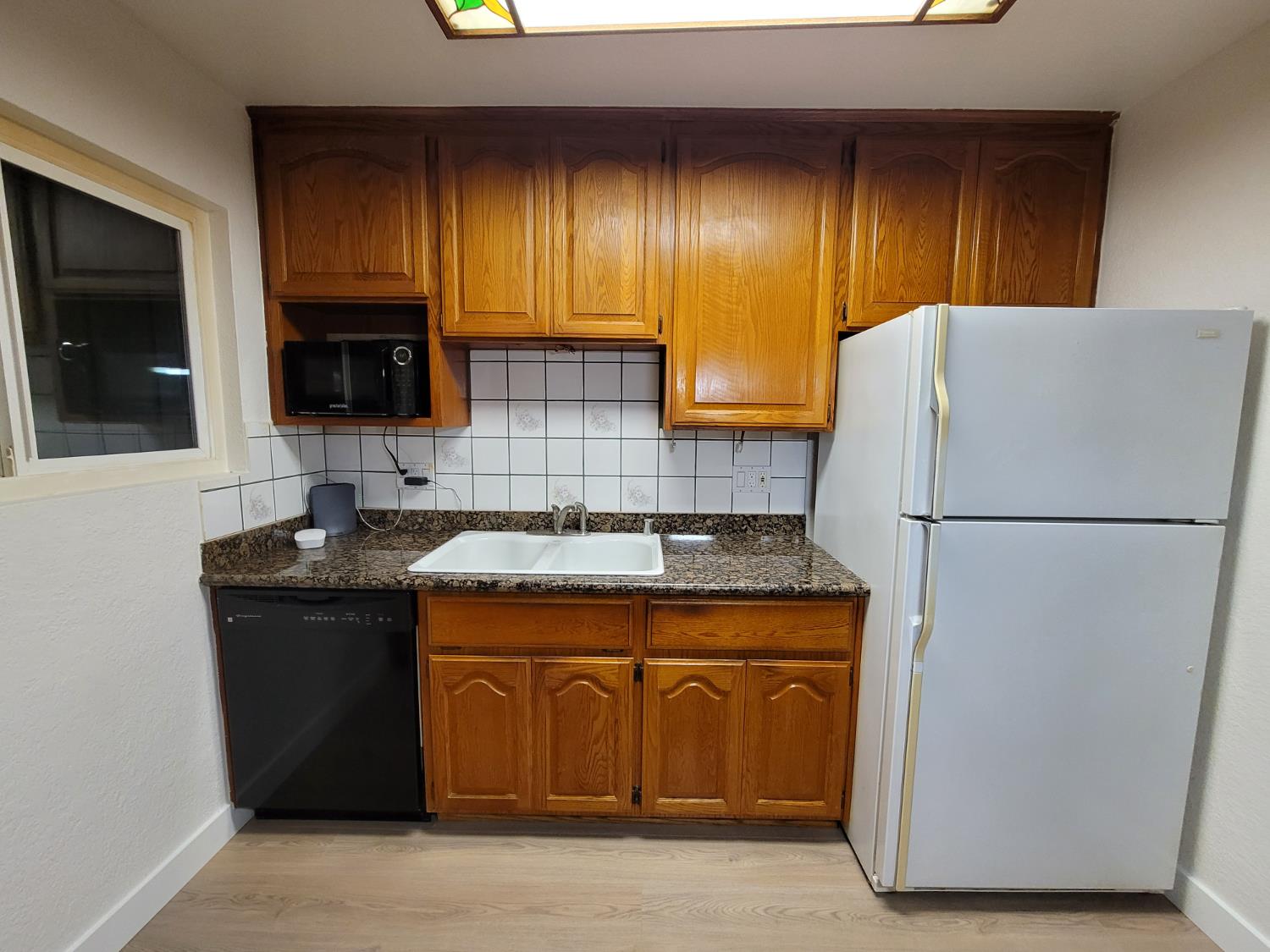 Detail Gallery Image 5 of 35 For 1408 Gregory Way, Roseville,  CA 95661 - 3 Beds | 2 Baths