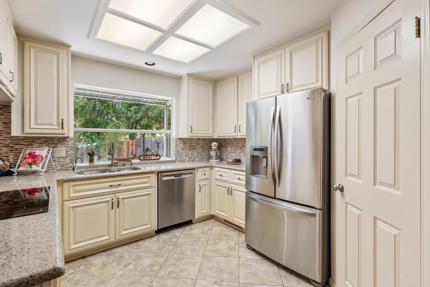 Amber Oaks Court, Fair Oaks, California image 23