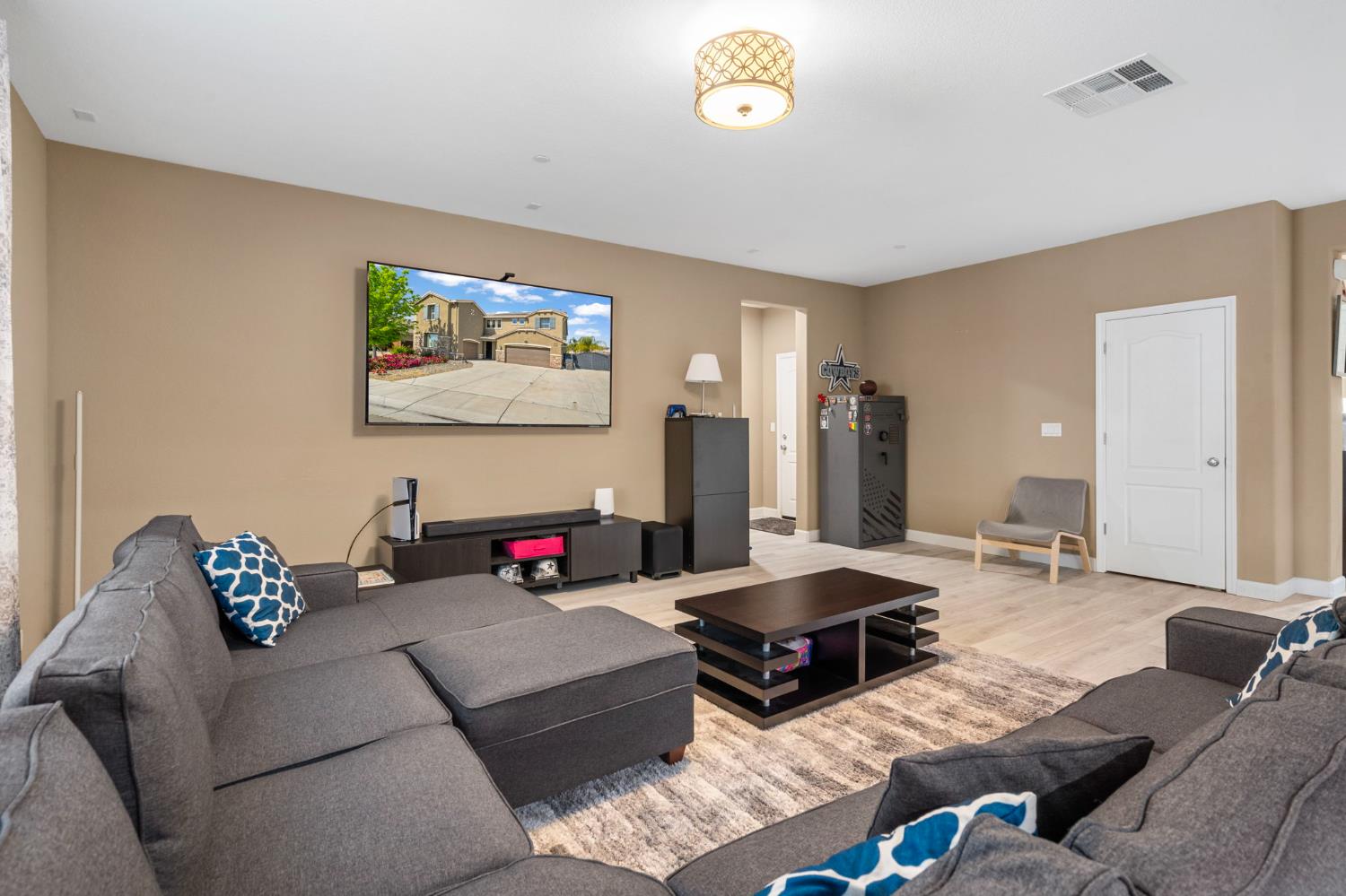 Detail Gallery Image 9 of 46 For 2317 Mathar Dr, Manteca,  CA 95337 - 5 Beds | 4/1 Baths