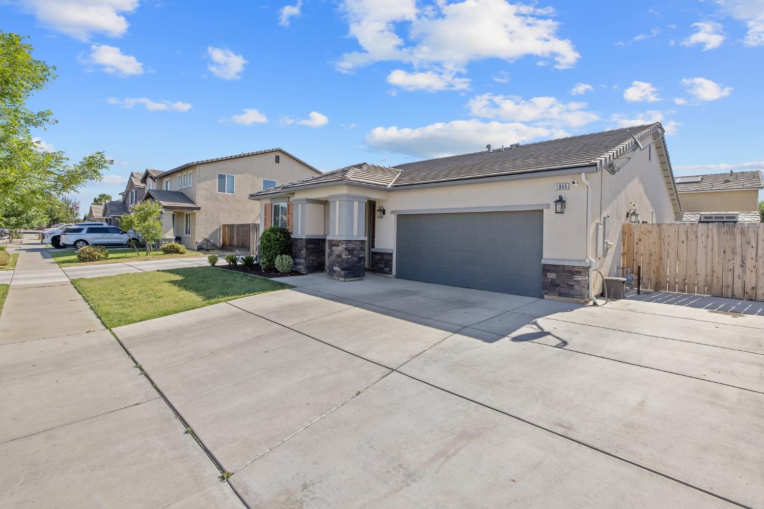 Detail Gallery Image 2 of 45 For 1066 Jade Way, Lemoore,  CA 93245 - 3 Beds | 2 Baths