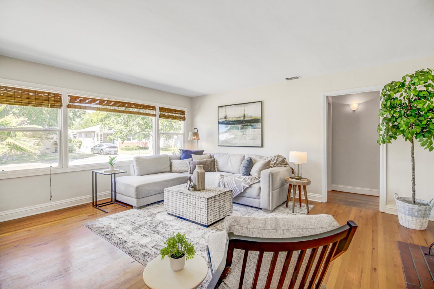 Detail Gallery Image 5 of 48 For 5960 12th Ave, Sacramento,  CA 95820 - 3 Beds | 1 Baths