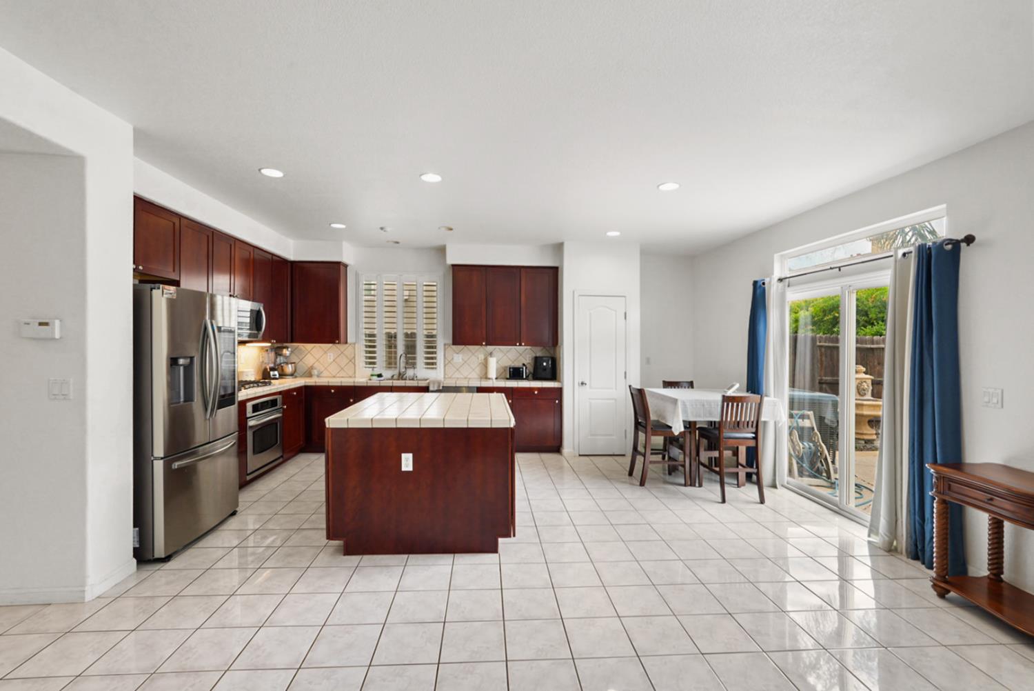 Detail Gallery Image 9 of 36 For 1408 Mendocino Creek Dtive, Patterson,  CA 95363 - 5 Beds | 3/1 Baths