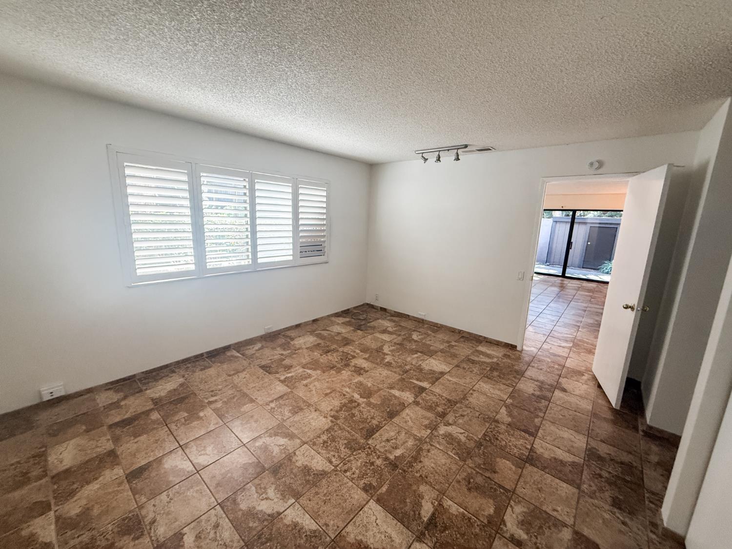 Detail Gallery Image 11 of 17 For 613 Woodside Sierra #5,  Sacramento,  CA 95825 - 1 Beds | 1 Baths