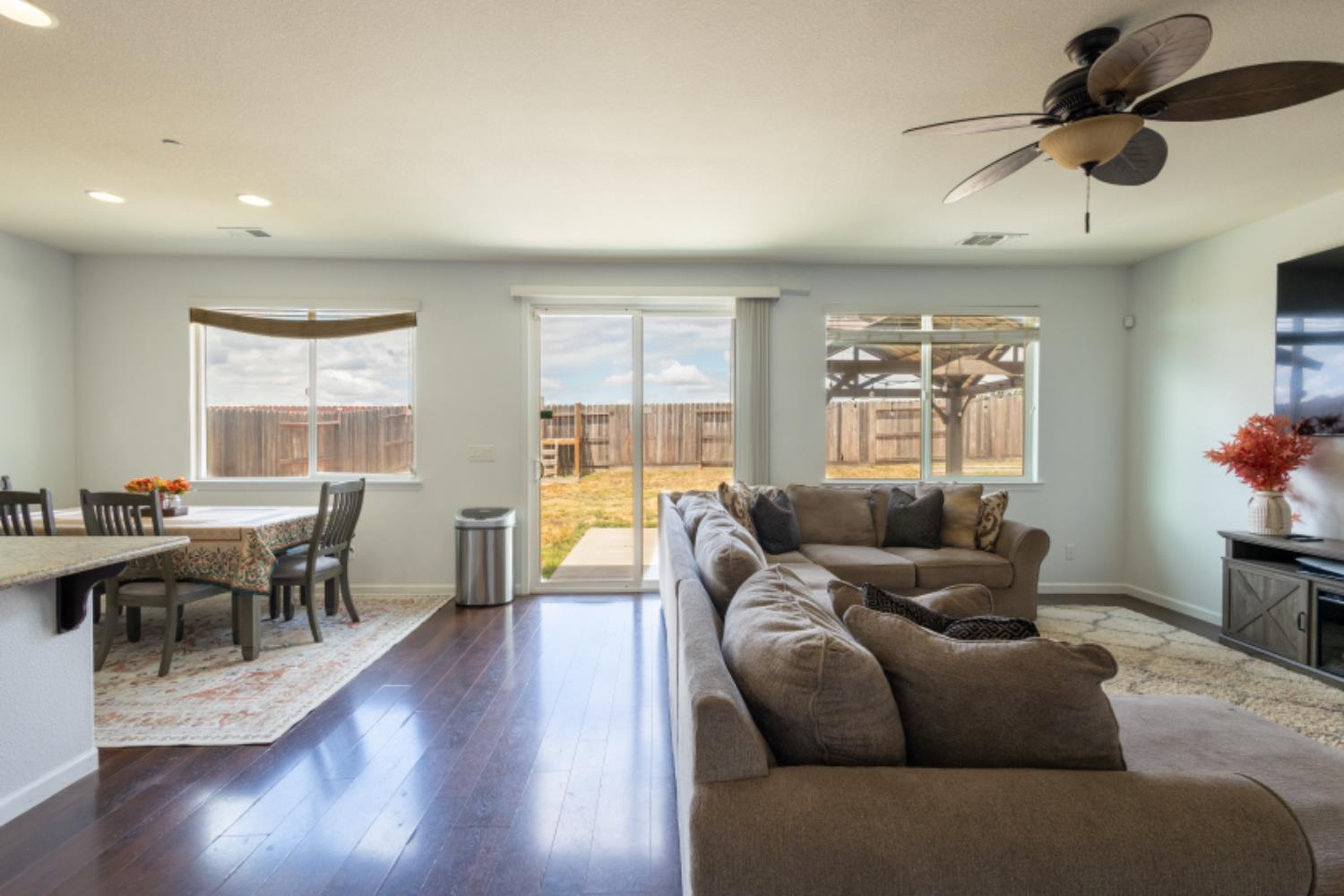 Ballinger Drive, Sacramento, California image 6