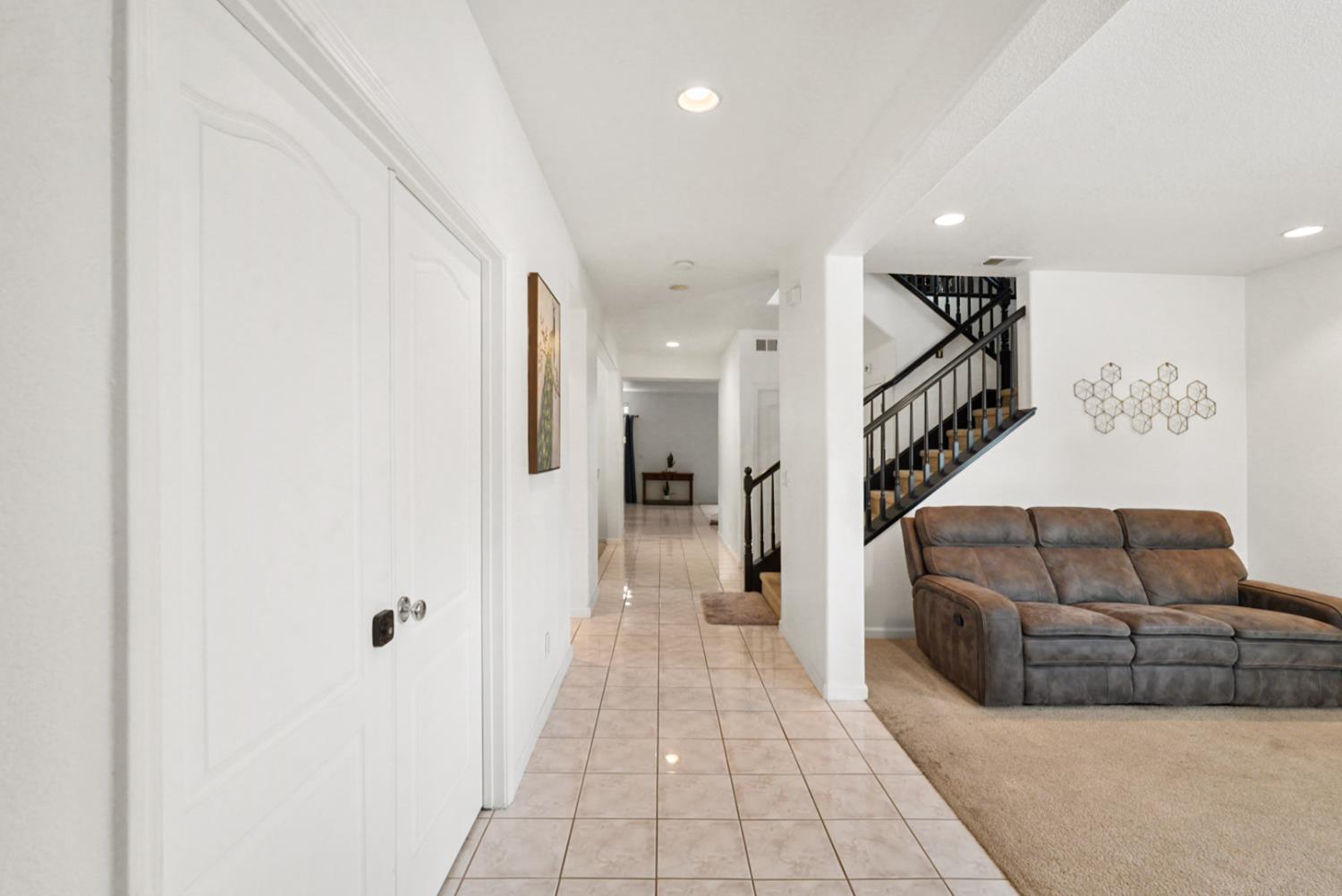 Detail Gallery Image 5 of 36 For 1408 Mendocino Creek Dtive, Patterson,  CA 95363 - 5 Beds | 3/1 Baths