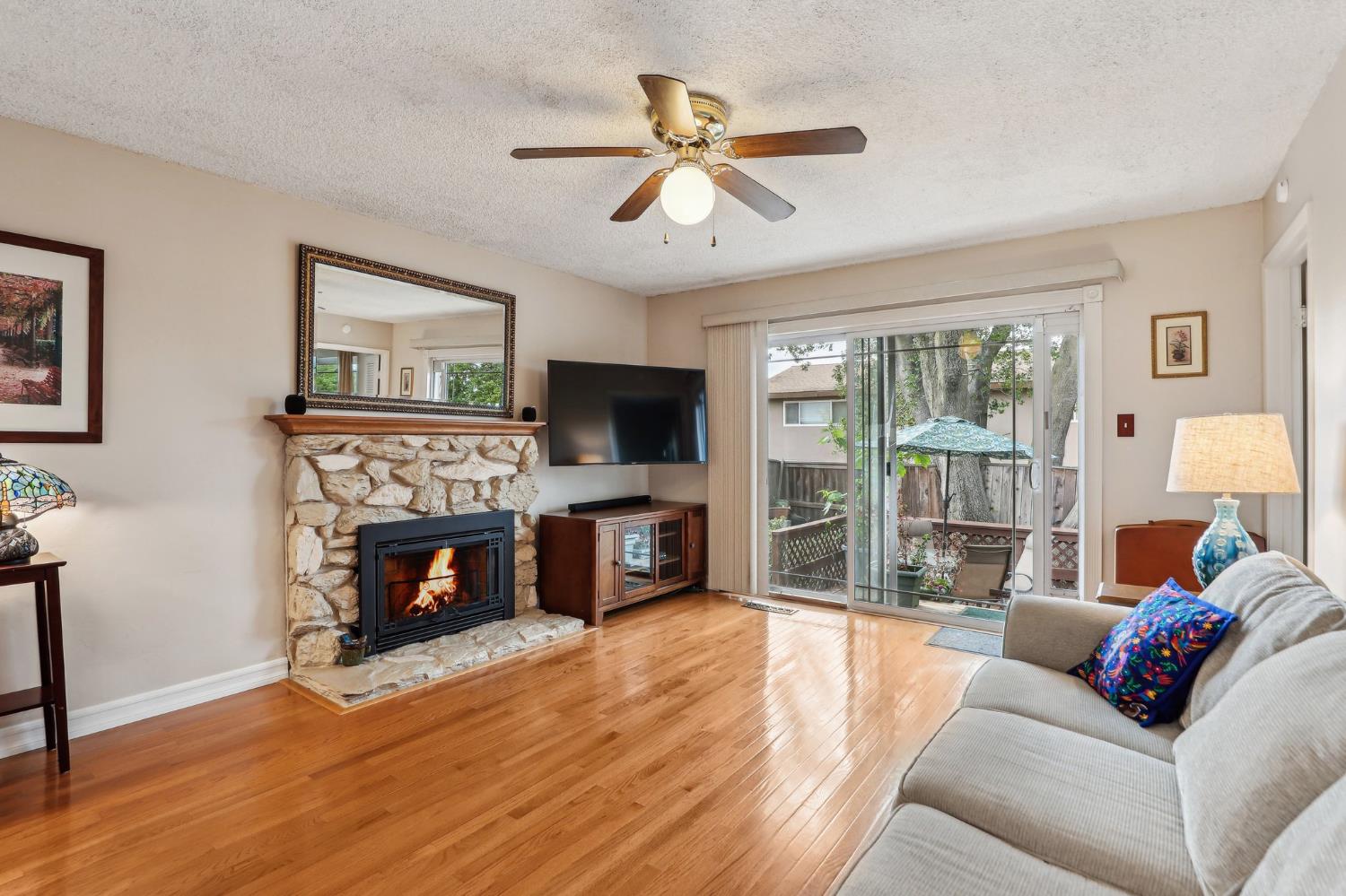 Detail Gallery Image 5 of 33 For 6942 Palmdell Way, Fair Oaks,  CA 95628 - 4 Beds | 2 Baths