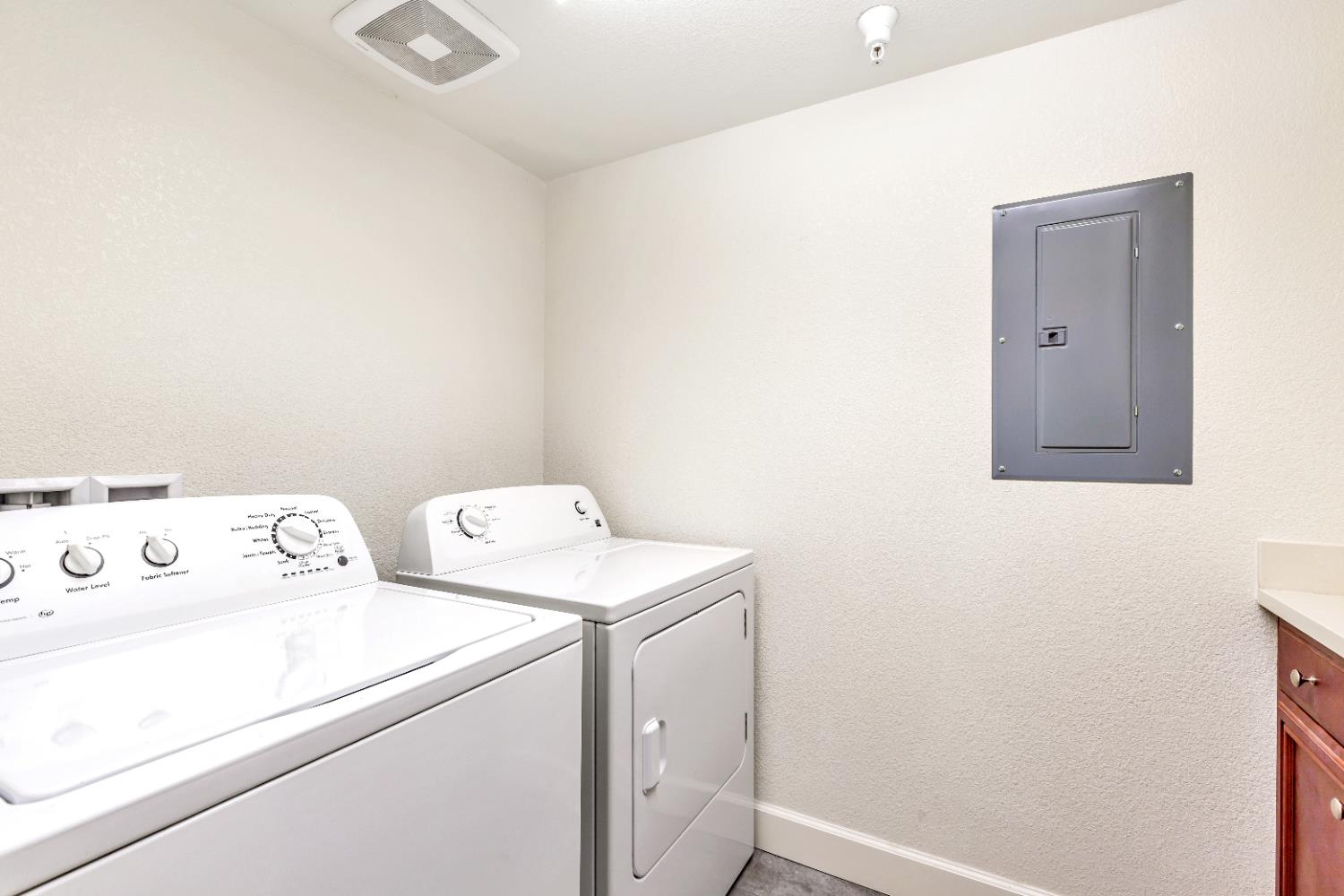 Detail Gallery Image 30 of 41 For 1587 Como Dr, Manteca,  CA 95337 - 3 Beds | 3/1 Baths