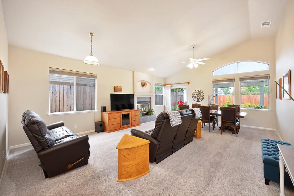 Detail Gallery Image 9 of 46 For 8958 Augustine Ct, Orangevale,  CA 95662 - 3 Beds | 2 Baths