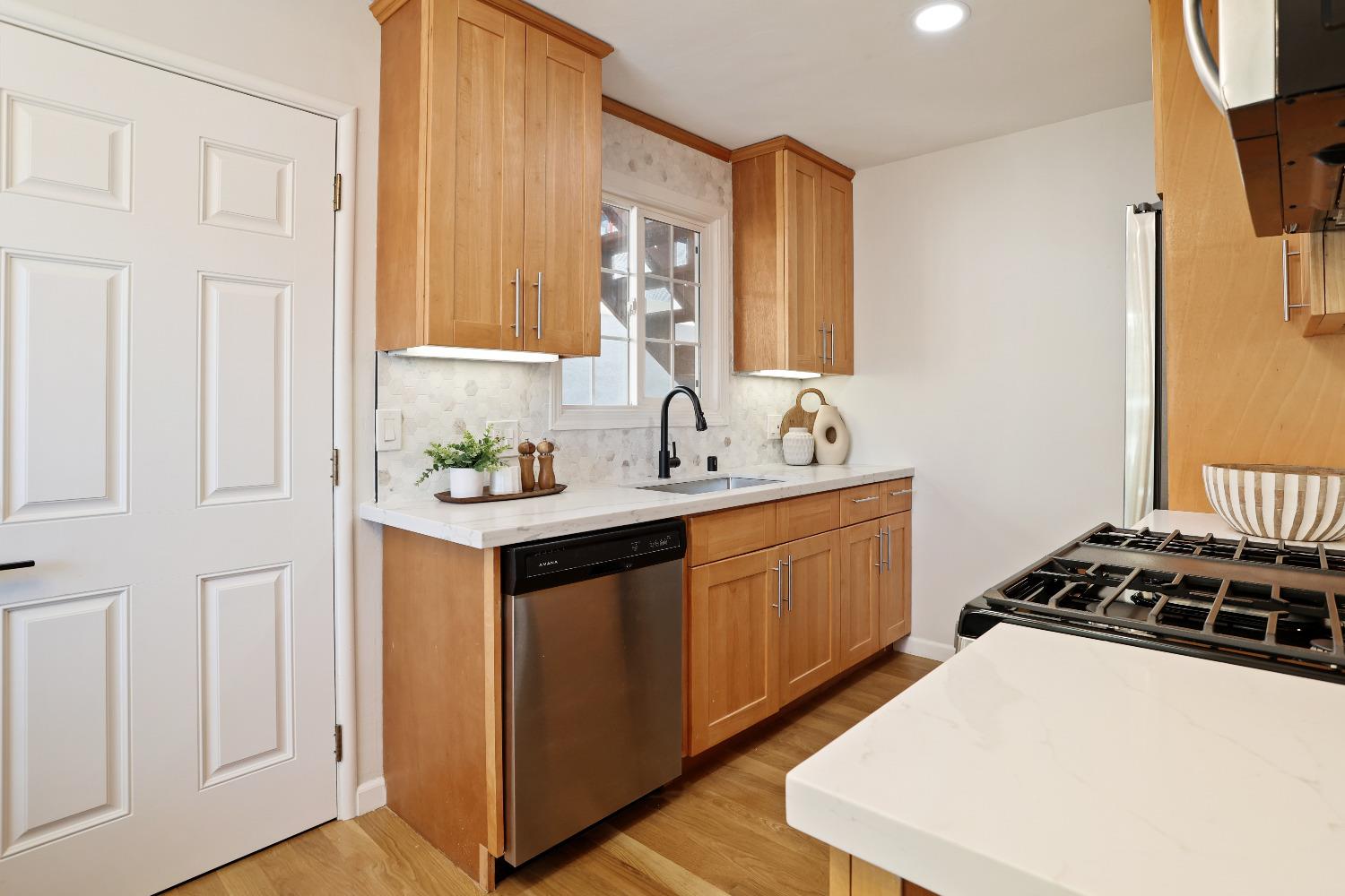 Detail Gallery Image 10 of 27 For 1644 San Pablo Ave #D,  Berkeley,  CA 94702 - 1 Beds | 1 Baths