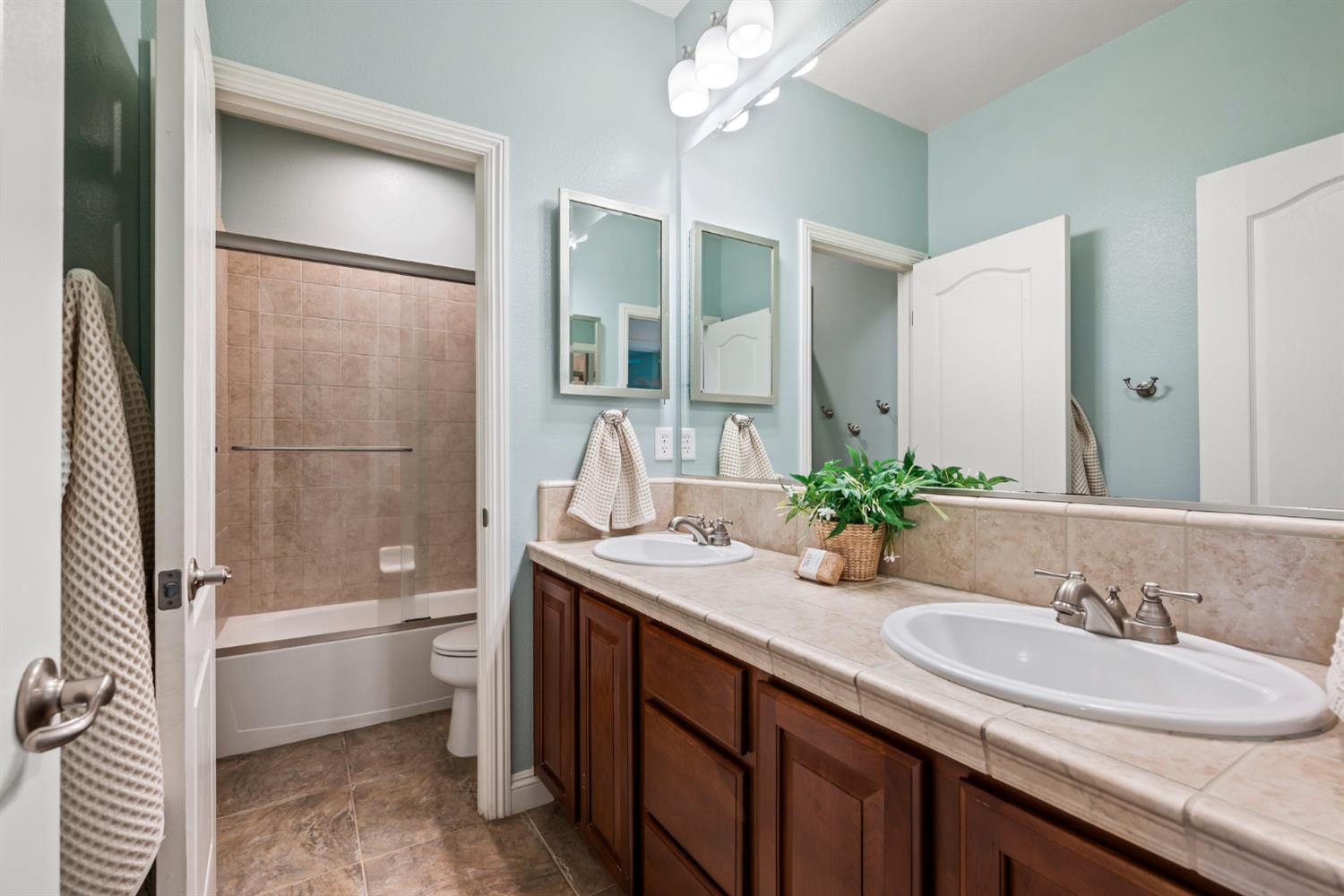 Detail Gallery Image 37 of 56 For 11896 Slate Falls Way, Rancho Cordova,  CA 95742 - 5 Beds | 3 Baths