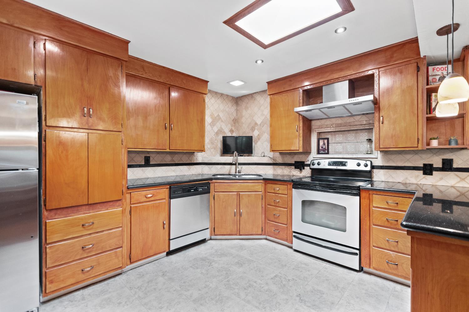 Detail Gallery Image 20 of 47 For 1824 Maryal Dr, Sacramento,  CA 95864 - 3 Beds | 2 Baths