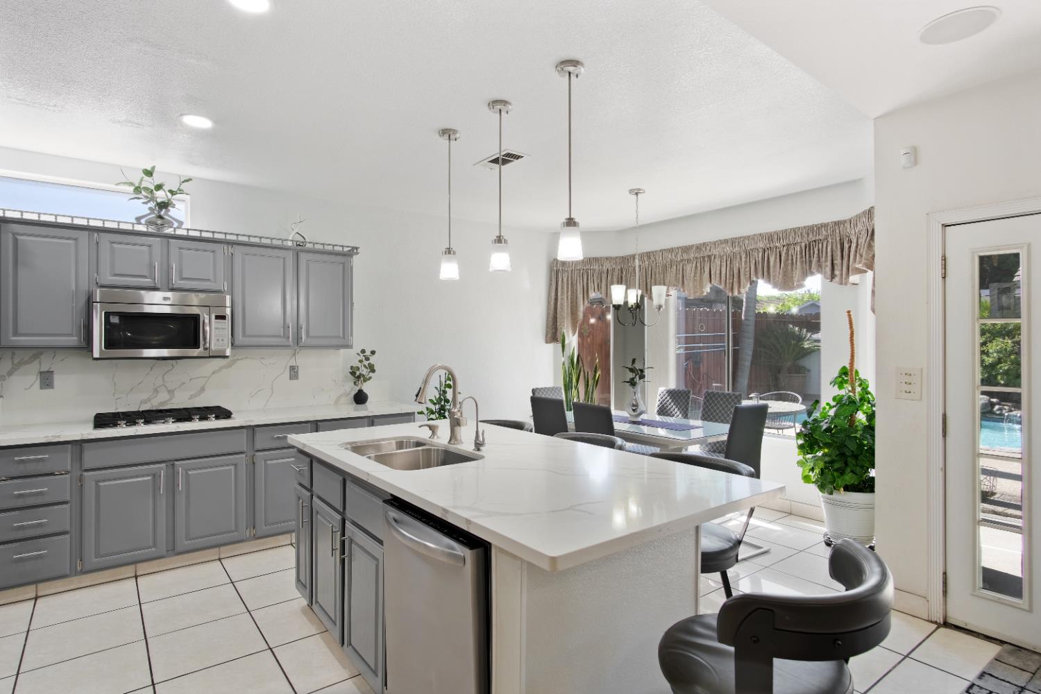 Detail Gallery Image 3 of 25 For 1724 Stonum Rd, Modesto,  CA 95351 - 4 Beds | 4 Baths