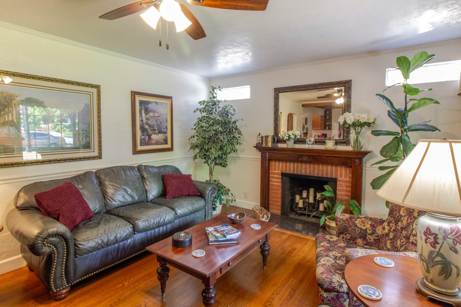 Detail Gallery Image 3 of 25 For 1997 Oxford St, Sacramento,  CA 95815 - 5 Beds | 3 Baths