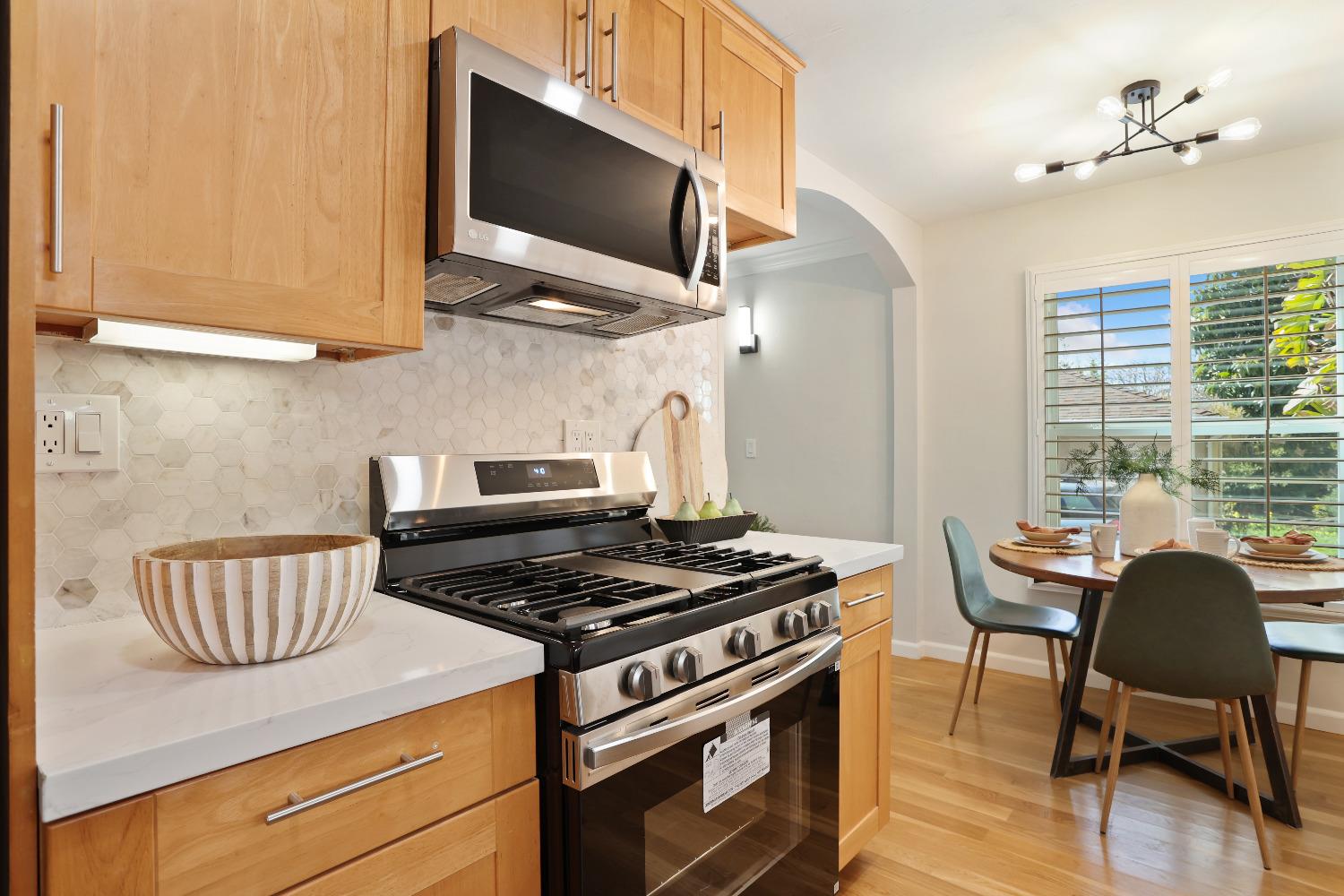 Detail Gallery Image 13 of 27 For 1644 San Pablo Ave #D,  Berkeley,  CA 94702 - 1 Beds | 1 Baths