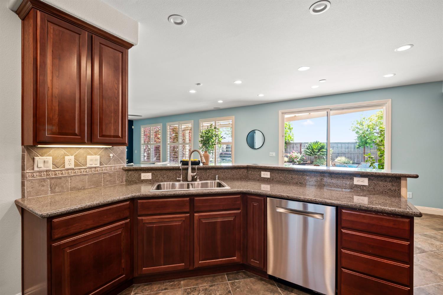 Detail Gallery Image 18 of 56 For 11896 Slate Falls Way, Rancho Cordova,  CA 95742 - 5 Beds | 3 Baths