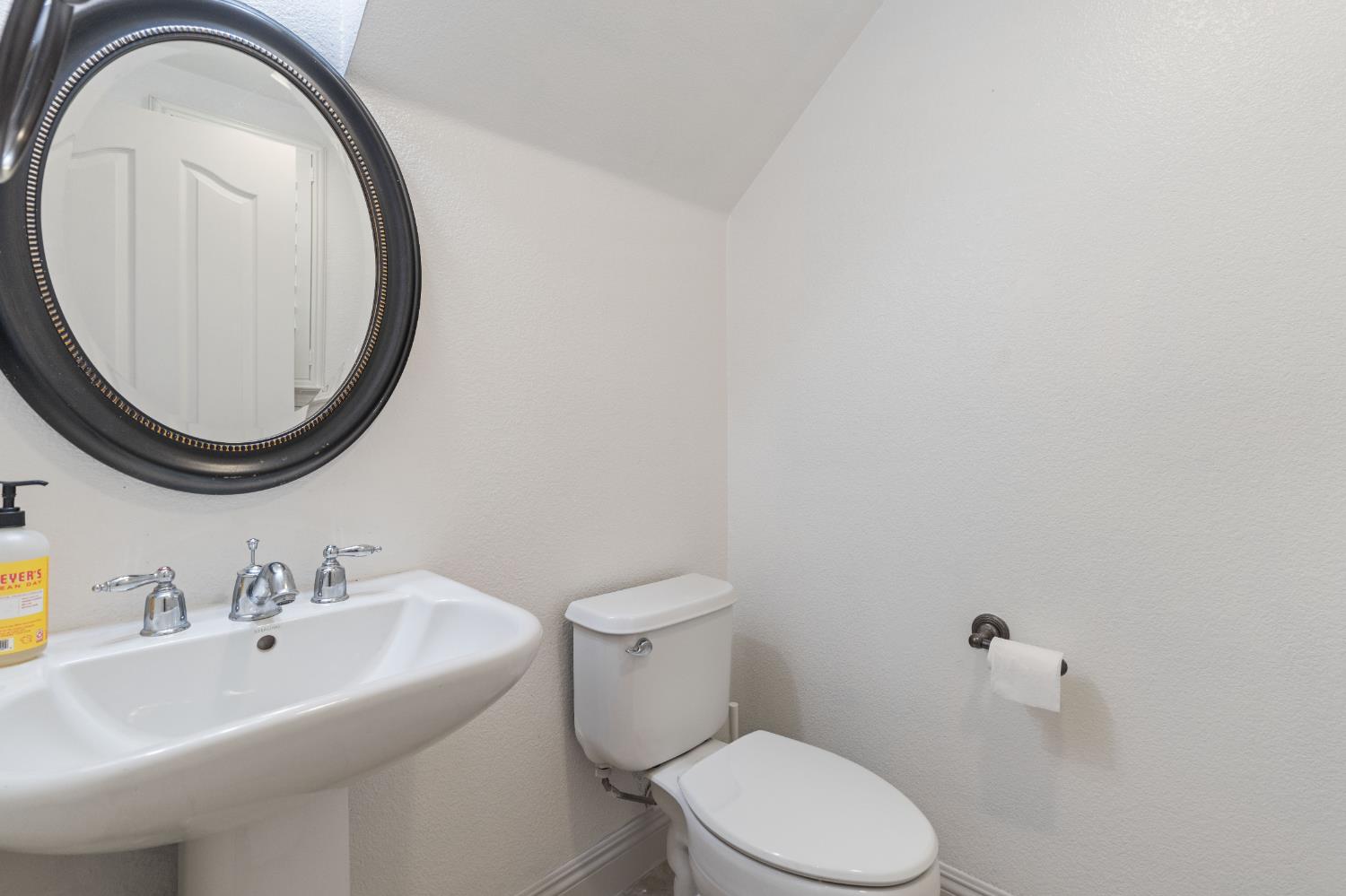 Detail Gallery Image 8 of 36 For 251 Martis Valley Cir, Sacramento,  CA 95835 - 4 Beds | 2/1 Baths