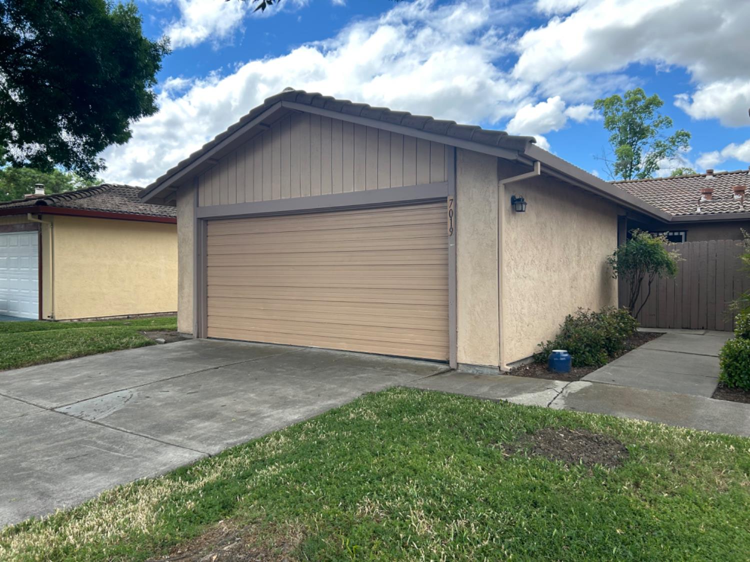 Detail Gallery Image 3 of 17 For 7019 Village Green Dr #103,  Stockton,  CA 95210 - 2 Beds | 2 Baths