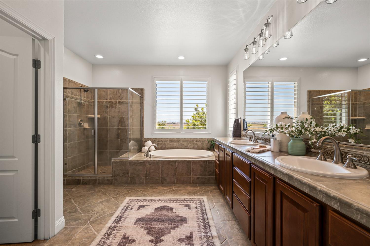 Detail Gallery Image 27 of 56 For 11896 Slate Falls Way, Rancho Cordova,  CA 95742 - 5 Beds | 3 Baths
