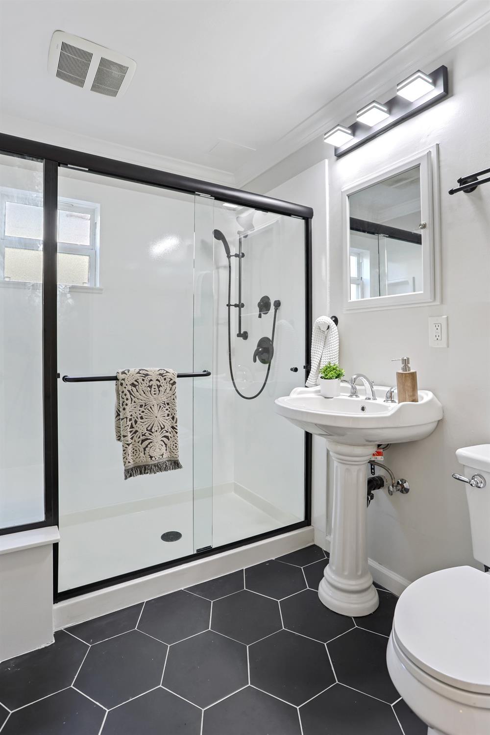 Detail Gallery Image 17 of 27 For 1644 San Pablo Ave #D,  Berkeley,  CA 94702 - 1 Beds | 1 Baths