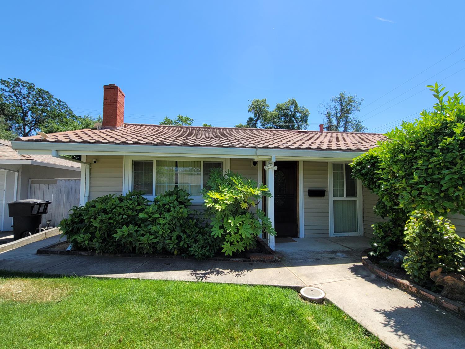 Detail Gallery Image 3 of 35 For 1408 Gregory Way, Roseville,  CA 95661 - 3 Beds | 2 Baths