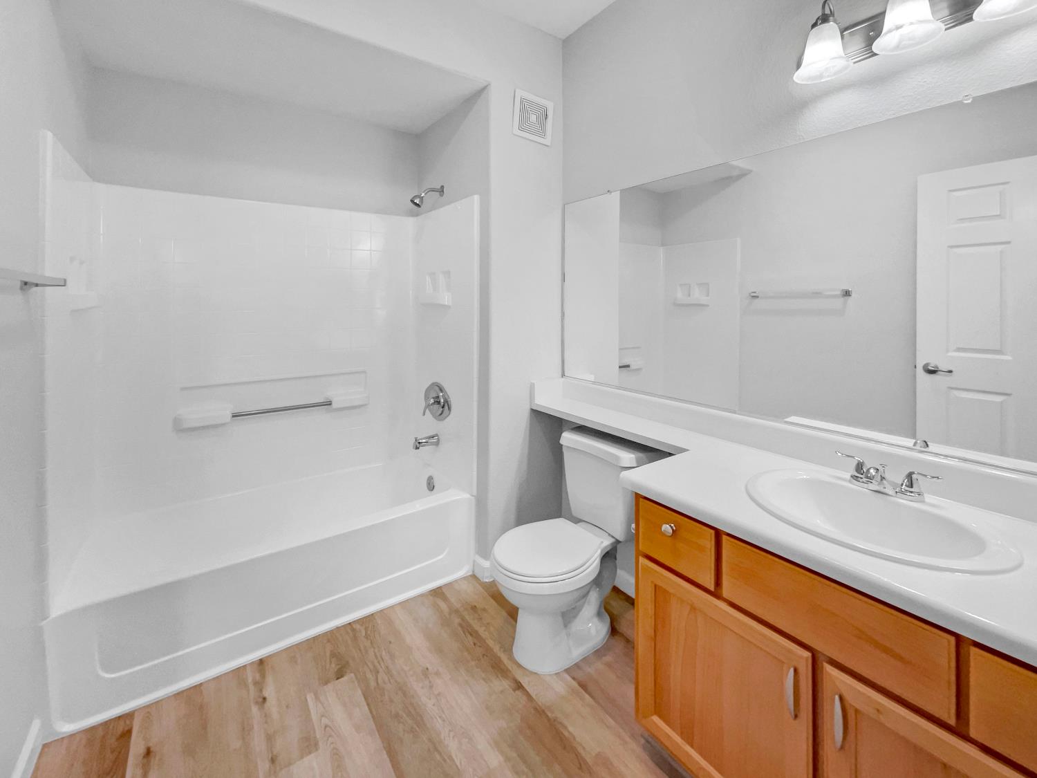 Detail Gallery Image 8 of 20 For 5201 Laguna Oaks Dr #5,  Elk Grove,  CA 95758 - 1 Beds | 1 Baths