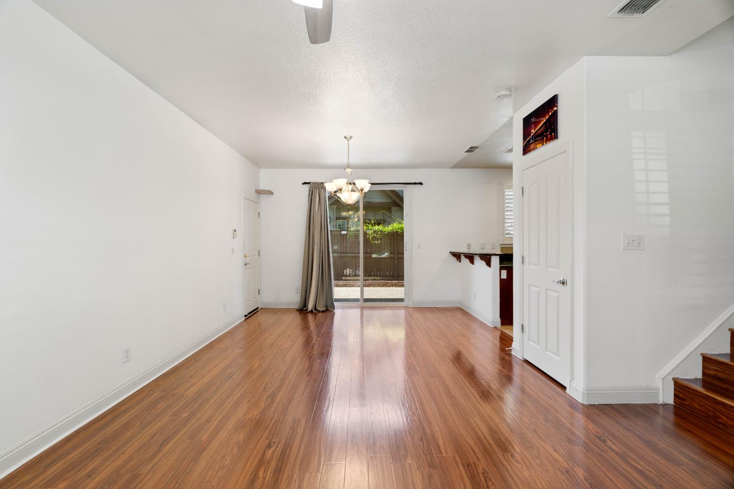Detail Gallery Image 4 of 36 For 251 Martis Valley Cir, Sacramento,  CA 95835 - 4 Beds | 2/1 Baths