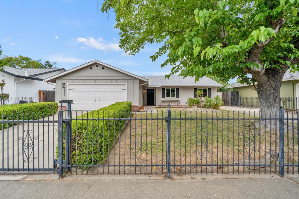 Detail Gallery Image 2 of 26 For 3805 Lankershim Way, North Highlands,  CA 95660 - 3 Beds | 2 Baths