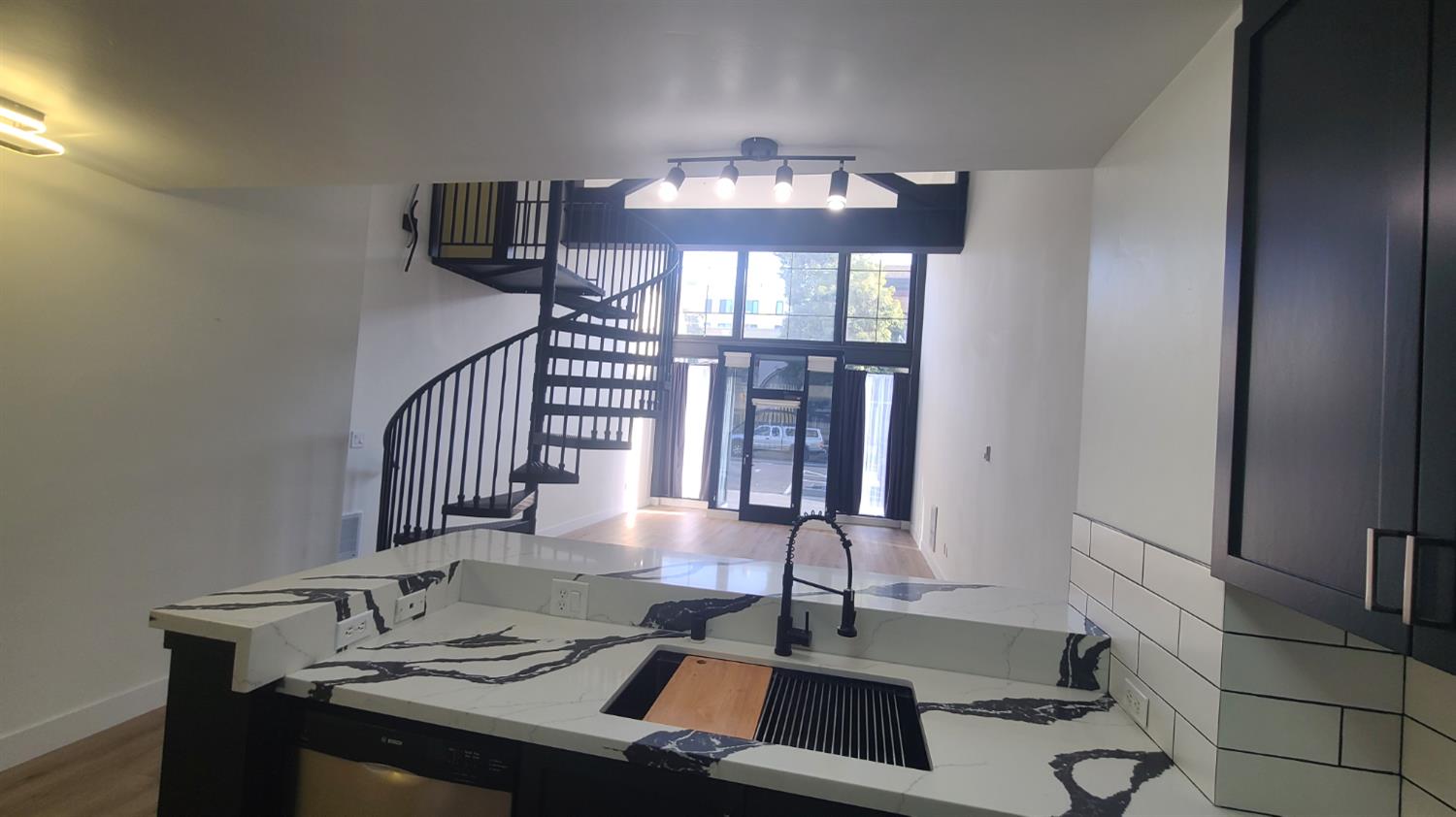 Detail Gallery Image 7 of 37 For 330 13th St 1a,  Oakland,  CA 94612 - 1 Beds | 1/1 Baths