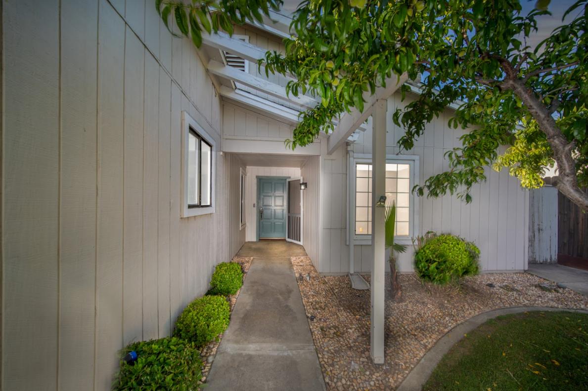 Detail Gallery Image 3 of 25 For 2253 Newbury Cir, Lodi,  CA 95240 - 3 Beds | 2 Baths