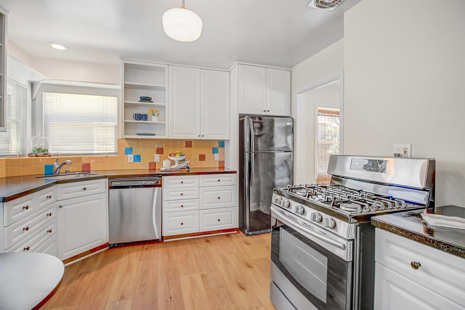 Detail Gallery Image 22 of 48 For 5960 12th Ave, Sacramento,  CA 95820 - 3 Beds | 1 Baths