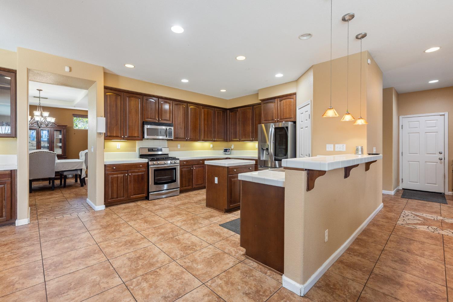 Massimo Circle, Stockton, California image 15