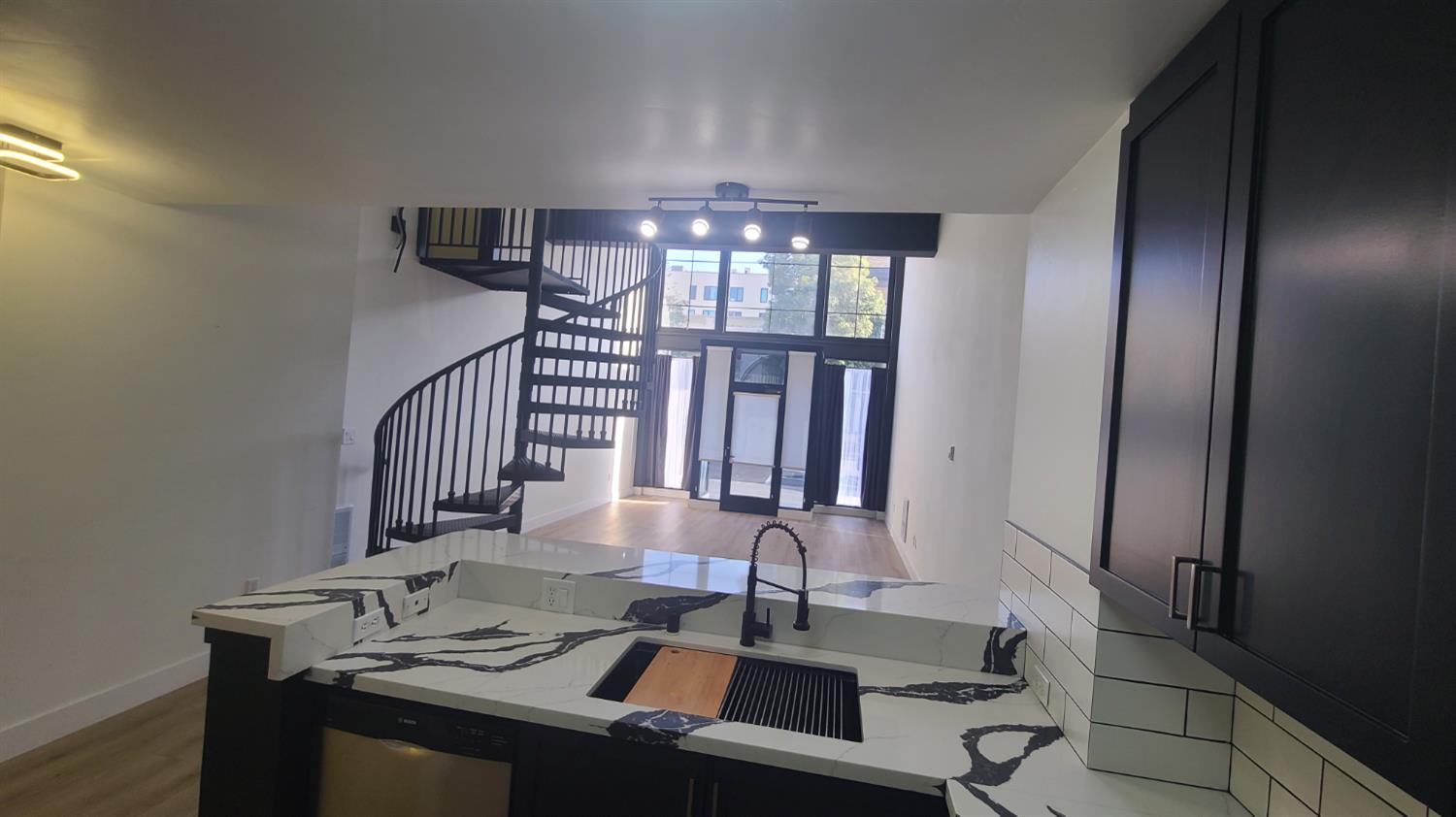 Detail Gallery Image 5 of 37 For 330 13th St 1a,  Oakland,  CA 94612 - 1 Beds | 1/1 Baths