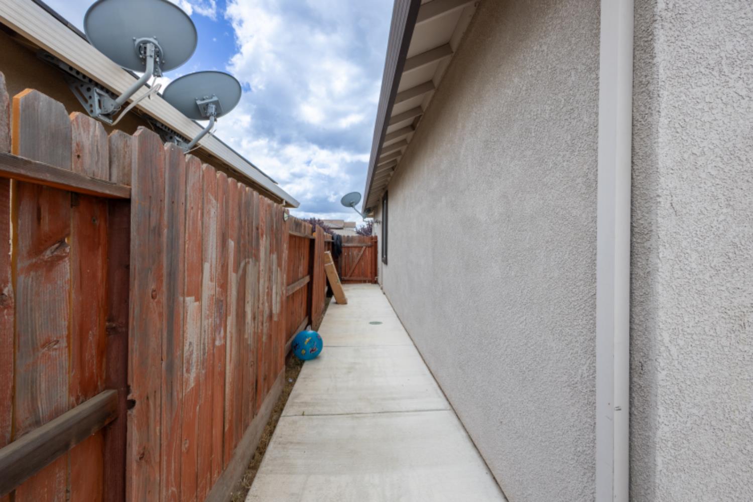 Ballinger Drive, Sacramento, California image 34