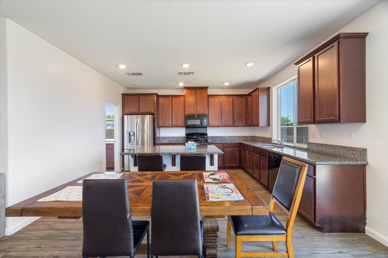 Detail Gallery Image 15 of 61 For 7753 Finnhorse Way, Sacramento,  CA 95828 - 4 Beds | 3 Baths