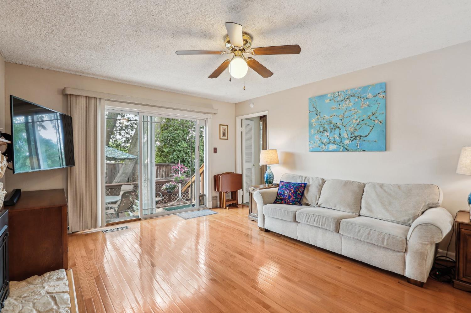 Detail Gallery Image 6 of 33 For 6942 Palmdell Way, Fair Oaks,  CA 95628 - 4 Beds | 2 Baths