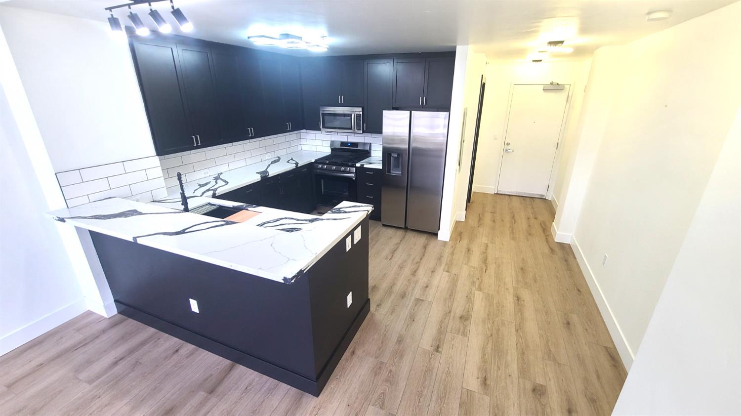 Detail Gallery Image 2 of 37 For 330 13th St 1a,  Oakland,  CA 94612 - 1 Beds | 1/1 Baths