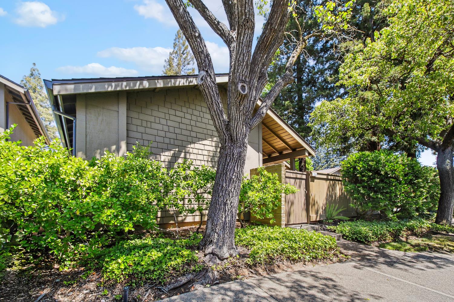Detail Gallery Image 2 of 59 For 306 East Ranch Rd, Sacramento,  CA 95825 - 2 Beds | 2 Baths