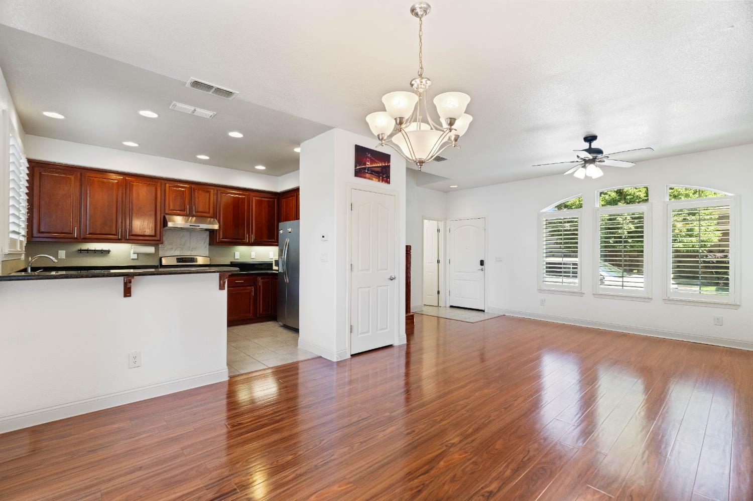 Detail Gallery Image 5 of 36 For 251 Martis Valley Cir, Sacramento,  CA 95835 - 4 Beds | 2/1 Baths